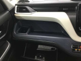 コンソールボックスや、収納スペースが多彩なお車です