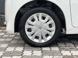 スチールホイール。純正ホイールカバー付き。タイヤサイズは155/65R14です。