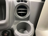 【運転席ドリンクホルダー】使いやすさに配慮したドリンクホルダー