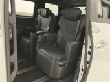 広々とした後部座でゆったりとおくつろぎください♪♪