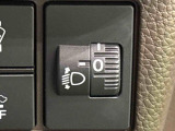 対向車や先行車への配慮が可能。積載物の状況に応じてヘッドライトの照射角度を手動調整できるスイッチ。