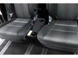 シートテーブル装備!車内での軽食などにテーブルとして利用できます♪