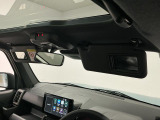【サンバイザー】車内で身だしなみを整えるためのバニティミラーがセット。お化粧直しや髪型のチェックに活用できます。