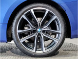 BMWの純正アロイホイールは軽量かつ強度にも優れているホイールで走行性能を引き上げる設計になっております。足元にもBMWは妥協がなくこだわっている個所になります。