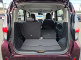 シートを片側倒すこともできるので、荷物や乗車人数に合わせてアレンジが可能です。