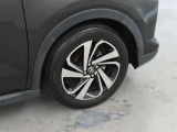 装着タイヤサイズは、195/60R17です。純正アルミホイールを装着しております。