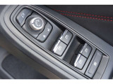 運転席のドアのボタンです!全ての窓がAUTOで、長押しする手間が省けとても快適です♪