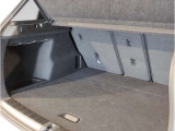 【トランクルーム】全面をファブリック処理し荷物に傷がつくのを防ぎます。ラゲージルーム照明を装着。背もたれをほぼ水平まで倒すことが出来ます。大きな荷物の収納にも便利です。
