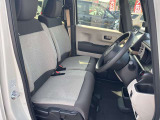 毎日過ごす運転席は要チェック。シートのへたり・擦れ、視界のイメージまで伝わる重要ポイント。
