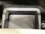 助手席アンダーボックスは運転用の替え靴や、車内に常備しておきたい子供用品、着替えた服などが収納できて便利です。女性に嬉しい収納スペースです
