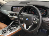 BMW 伝統のコックピットはドライバー志向で設計され、人間工学を駆使し、細部に到るまで設計されたコックピットを実現しました。