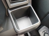 運転席側のドリンクホルダーは安定感のある埋め込み式となっています。