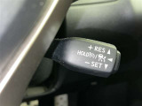 クルーズコントロール機能が付いています。 速度を設定するとアクセルを踏まなくても一定の速度で走ることができます。  高速道路ではとても便利な装置なんです。