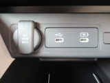 USBチャージャー付きです。