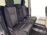 2列目シートは背もたれの角度調節ができるベンチシートになっております。長距離運転になってもゆったりとできるようにアームレストがついてます。