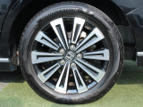 純正のアルミホイールが足元を飾ります!タイヤサイズは205/55R17になります。