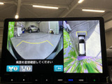 後方映像に加え、車両を上から見た表示も確認できるモニターです。ガイド線を目安に周囲の状況を把握しやすく、駐車や後退時の安全確認をしっかりサポートします。