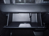 大型のグローBOXが装備されています。よく使うアイテムの収納に便利です、欲しい時にすぐに取り出せます♪
