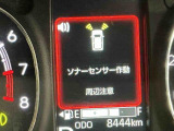 専用のエンジンクリーナーで全体に噴霧し汚れを浮かします。ボンネット裏などの汚れを中心にブラシがけを行い、洗浄しエアブローで仕上げております。