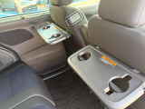 運転席背面に後席用のトレイが装着されていてカップホルダーとしてお使いいただけます。