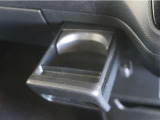 ドリンクホルダー付きです。ドリンクホルダーとしては勿論、スマホや長財布を収納することだって出来ますよ。