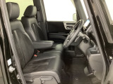 女性でも運転がしやすいように、シートの高さ調整機能(シートリフター)がついています。運転席と助手席の間が空いている為、助手席側への移動がスムーズです。交通量の多い道でも助手席側から乗り降りができます。