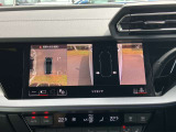サラウンドビューカメラ装備 車両の4つのカメラから得た映像を合成し、上空から眺めているような映像をモニターに映し出します。車両周辺の歩行者や障害物などの発見に役立ちます。