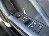 ミラーヒーター、ミラー格納、ミラー調整スイッチ、窓の開閉操作。Audiでは触感開発チームがあり、クリック感は操作する喜びを感じていただけます。