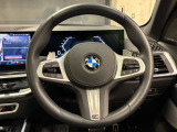 【ハンドル】ドライバーとBMW車の一体感がダイレクトに伝わるステアリングホイール。形状・太さへの拘りに加えて、操作性を高める為にスイッチ類も配置。クイックかつ安定のドライビングを体感下さい!