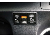 両側電動スライドドアはドアの直接操作以外にも運転席からのスイッチ操作やリモコン操作でも開閉が可能!狭い駐車場などでもドアの開閉が楽々・安心ですね!