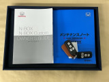 メンテナンスノート【点検整備記録簿・保証書】、取説も揃ってます。スマートキーはバッグなどにしまったままボタン操作でエンジン始動・停止やハイブリッドシステムの起動や停止ができて大変便利です