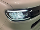 対象物が見やすく白く明るい光で夜間走行をサポートするフルLEDヘッドランプ(サイドビューランプ、クリアランスランプ、マニュアルレベリング機能付き)を装備