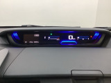 デジタル表示のスピードメーターを大きく配した見やすいメーター部になっています。左側のインフォメーション画面でオドメーターや燃費などの情報を確認できます。