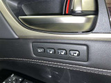 シートメモリー機能装備付きです。シートの位置をそれぞれ記憶しておく事ができるので、ご家族や、複数の方で車を乗られるオーナー様には、便利な機能です。