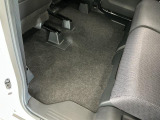 しっかりと汚れ、砂ぼこりを落とし足元まで清潔な車内空間を作り上げております♪