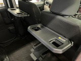 【格納式シートバックテーブル(運転席/助手席)】 物が落ちにくいふち高テーブルはタブレットが立てかけられ、お子さま用のマグカップや500mlの紙パックが入るカップホルダーも備えています。