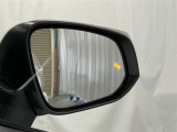 隣車線を走る車両をレーダーで検知し、ドアミラーでは確認しにくい後側方エリアに存在する車両に加え、急接近してくる車両も検知します。車両を検知するとドアミラーに搭載されたLEDインジケーターが点灯します。