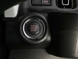 【 プッシュボタンスタートシステム 】 「アドバンストキーを携帯し、ブレーキペダルを踏みながらインパネ上のボタンを押すだけで、エンジンの始動/停止ができます。」