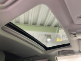 【サンルーフ】開放感たっぷりの希少装備、サンルーフが装着されています!車内に明かりを取り入れたり景色を楽しむ以外にも、車内の空気も簡単に換気できて快適です!