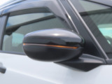 【LEDドアミラーウインカー】ドアミラーにウィンカーが付いているので、周りの車がウインカーやハザードに気付きやすくなります。右左折時や車線変更時の事故を防ぎ、安全に走行できます。