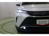 2本のL字ライン発光が精悍な目元を強調するプロジェクター式LEDヘッドランプ。デイタイムランニングランプ、クリアランスランプ、ターンランプ兼用で昼夜を問わず、2本の上質な光によって強い印象を残します。