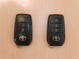 中古車としてスマートキーが2個あるのは重要なチェックポイント!助手席電動スライドドアの開閉ボタンも付いています。離れたところからの開け閉めや、手荷物があるときに便利です♪