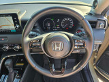 ドライバーの操作性に配慮したステアリング。快適な運転をサポートします。