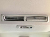 天井のファンで後席へ送風!空気を循環させることで後席に座る人を快適にします★