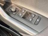 運転席ドアに集約されたパワーウィンドウスイッチで全窓をスマートに操作できます。