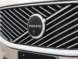 フロントグリルはボルボのエクステリアに備わる現代的な造形美を際立たせました。クローム仕上げのフレームとハイグロスブラックのインサートにより、モダンで上質な印象を加えています。