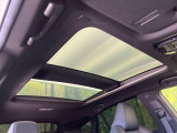 【調光パノラマルーフ】車内の解放感が一気に上がる大型パノラマルーフに調光機能がプラス!日差しが強い時、シェードを閉めなくてもガラスの透明度を調整することで心地よい明るさに♪