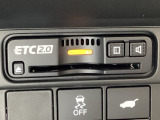 ハンドルの右側にETC2.0がついています。高速道路の料金所の通過も楽々です。カードの取り出しもしやすい場所についています。