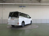 50センチという低い位置から大きく開くバックドア。自転車なども楽に乗せられ、腰かけるのにも、ちょうどいい高さです。