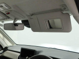 運転席サンバイザー裏にバニティミラー。気になった時にサッと身だしなみチェック。